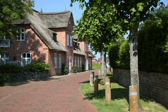 Typisch reetgedeckte Friesenhäuser im beliebten Teil von St. Peter-Ording: Dorf