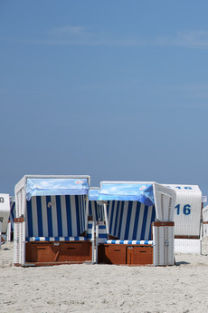 Verschiedene Strandkorbabschnitte zieren den langen Sandstrand von Ording