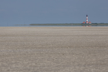 Blick vom 15 km langen Strand in Richtung Westerhever Leuchtturm.